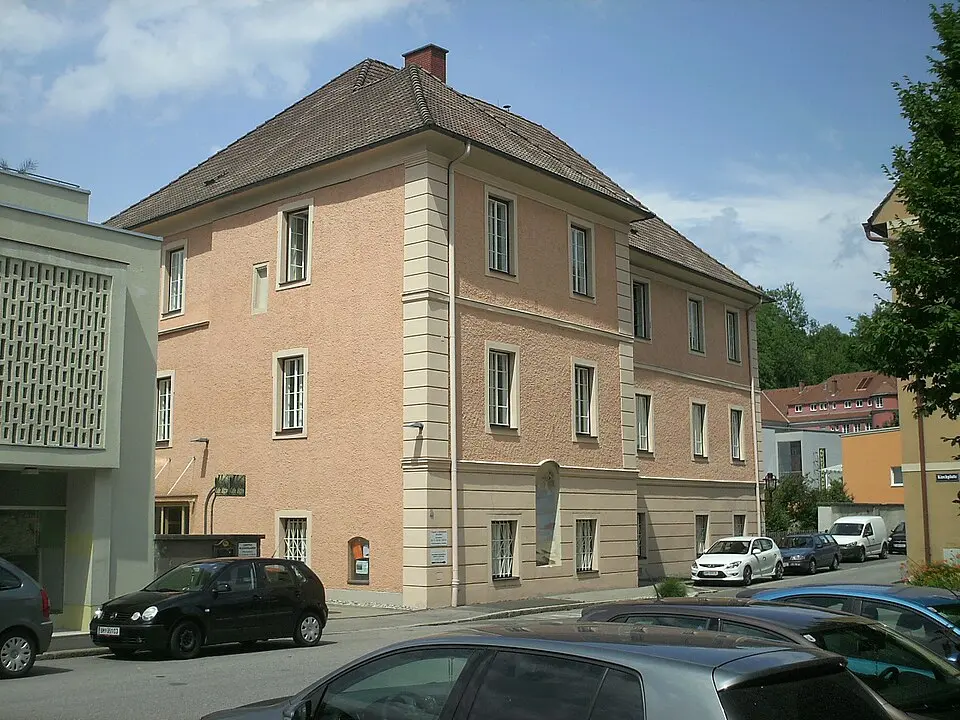 Pfarrhof mit Hofgebäude und Teil der Stadtbefestigung