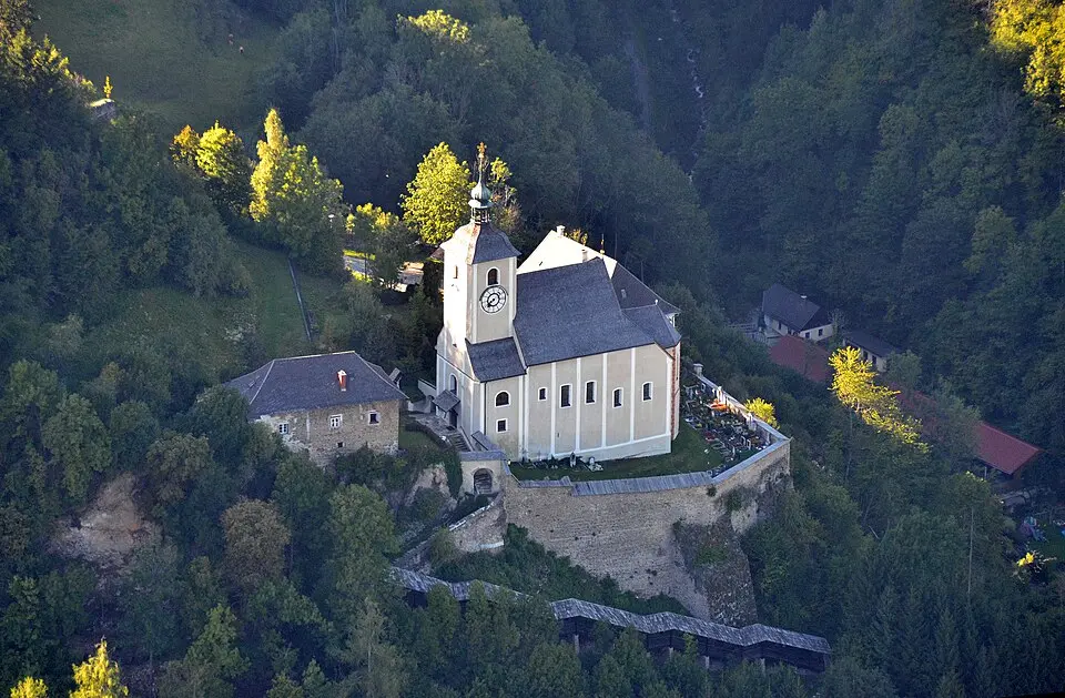 Image: Arcomonte26 · CC BY-SA 3.0 AT Kath. Pfarrkirche hl. Jakob der Ältere und Friedhof