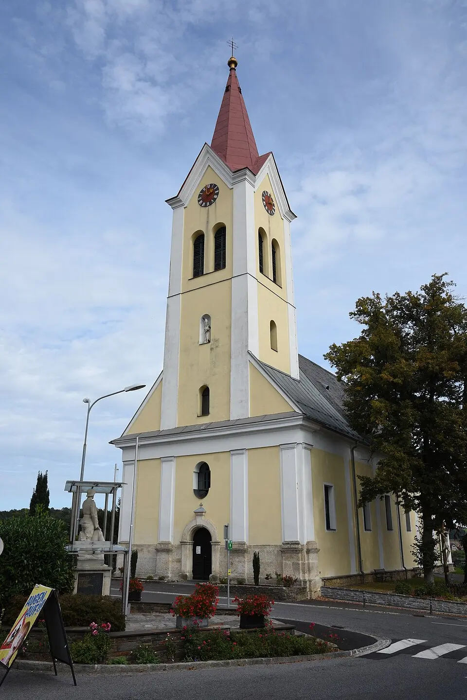 Obrázok: Nxr-at · CC BY-SA 4.0 Kath. Pfarrkirche hl. Nikolaus und Friedhof