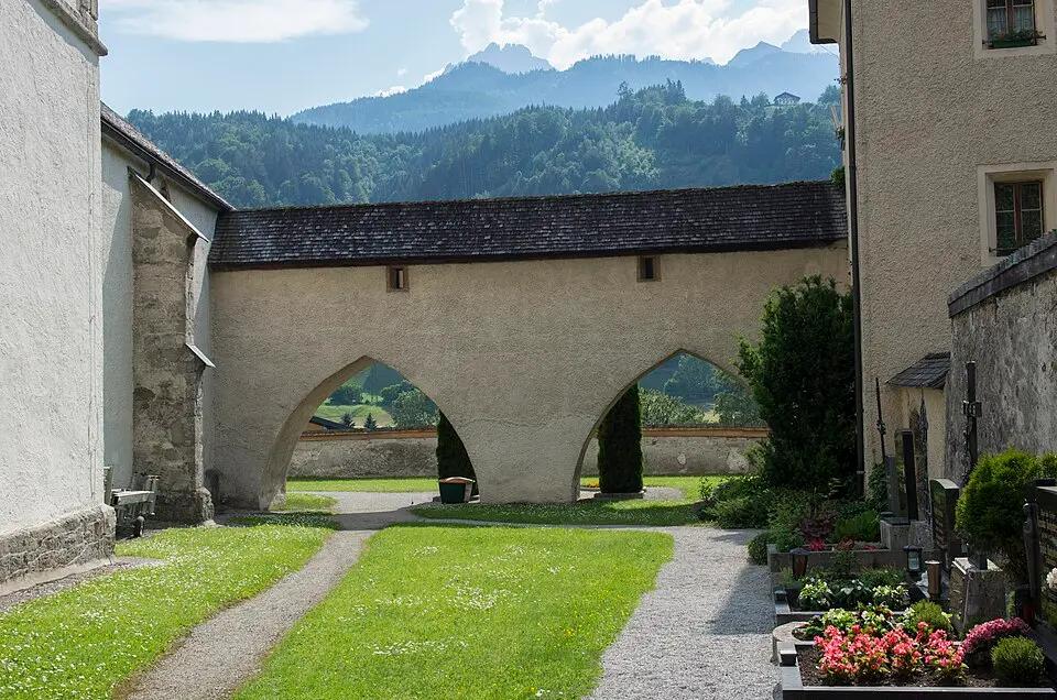Kath. Pfarrkirche, Verbindungsgang Kirche - Pfarrhof