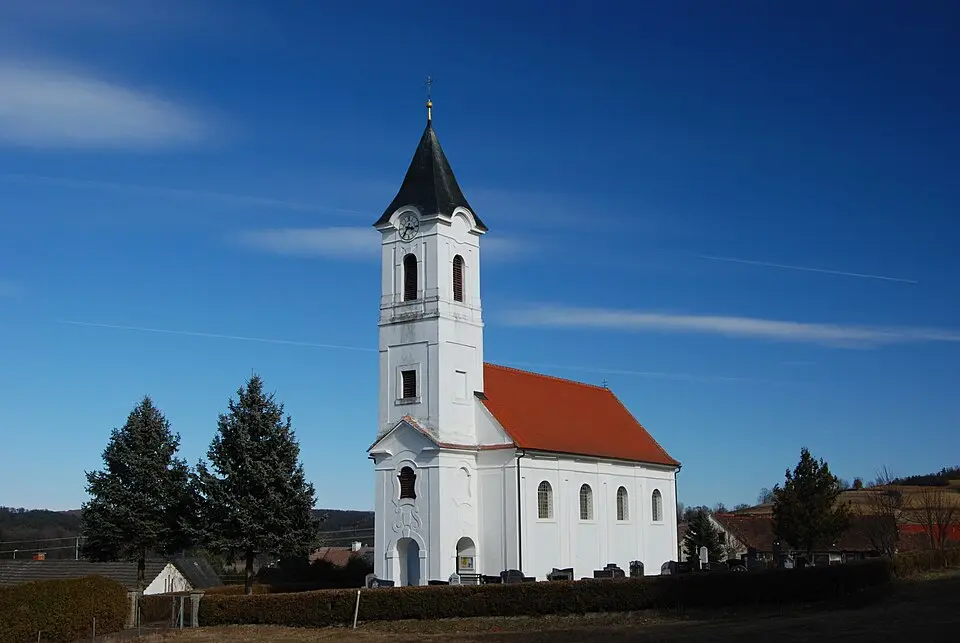 Immagine: Ueb-at · CC BY-SA 3.0 Katholische Pfarrkirche Kukmirn