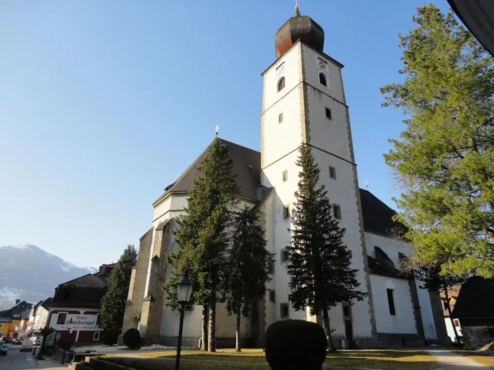 Kath. Pfarrkirche Mariä Himmelfahrt und ehem. Friedhofsfläche
