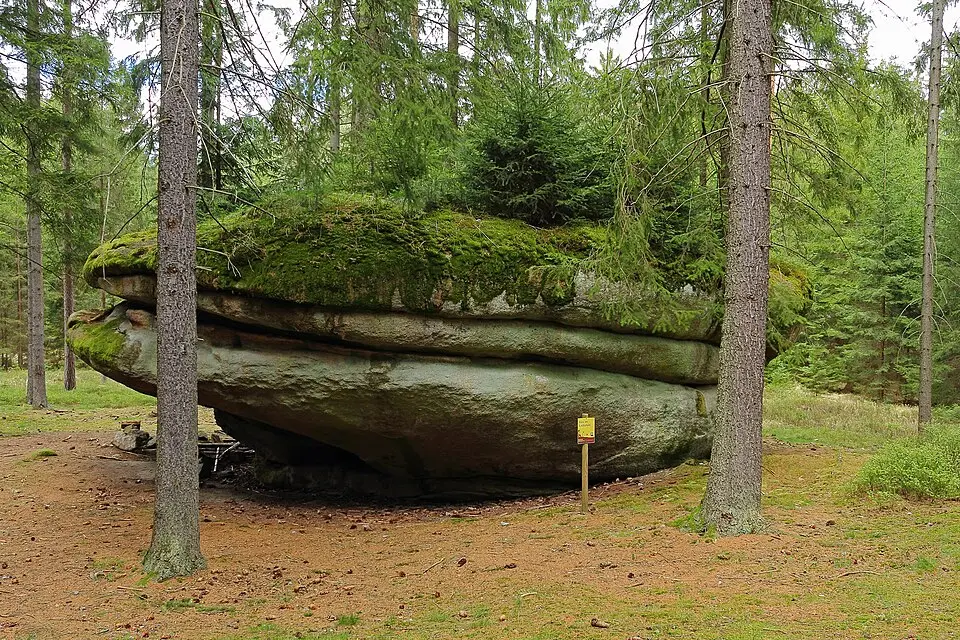 Image: Duke of W4 · CC BY-SA 3.0 AT Käs im Laibstein ("Cheese inside the loaf stone")