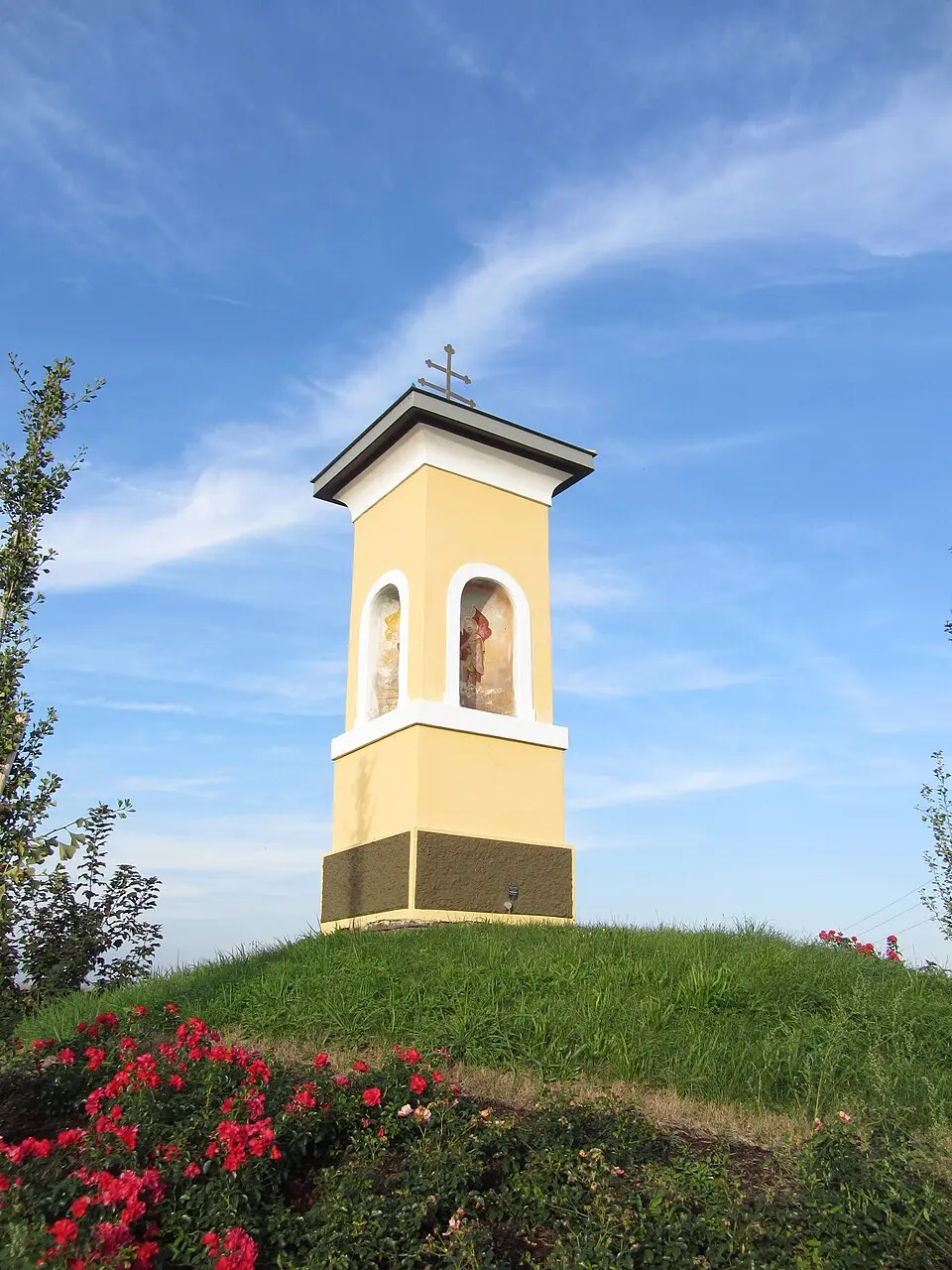Image: StefanTiran · CC BY-SA 3.0 AT Künstlicher Hügel mit Bildstock Kogelkreuz