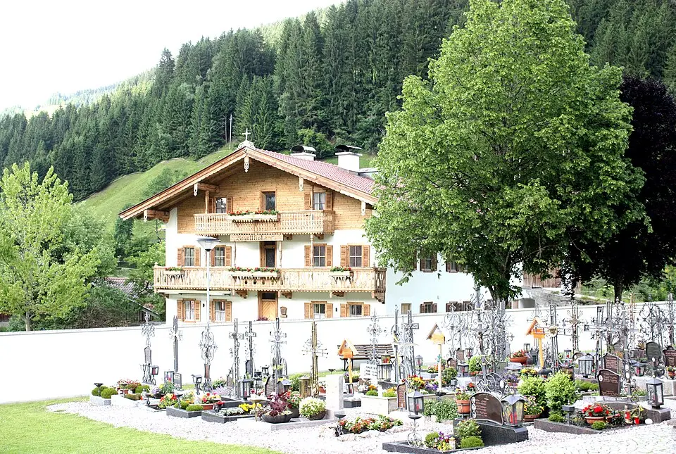 Friedhof und Wirtschaftsgebäude