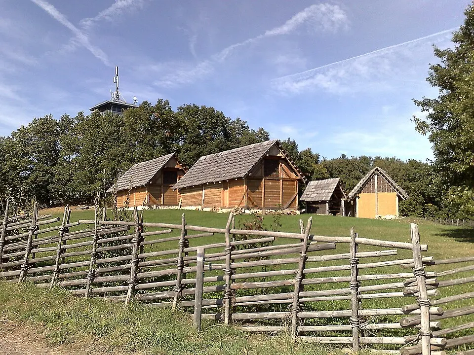 Obrázok: C.Stadler/Bwag · CC BY-SA 3.0 Höhensiedlung Burg in Schwarzenbach