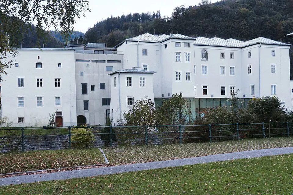 Ehemaliges Salinenverwaltungsgebäude, nunmehr Hauptgebäude des Keltenmuseums