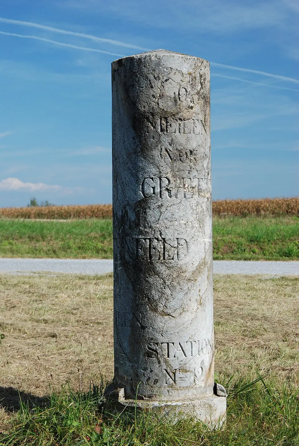 Image: Ueb-at · CC BY-SA 3.0 Kilometer-/Meilenstein