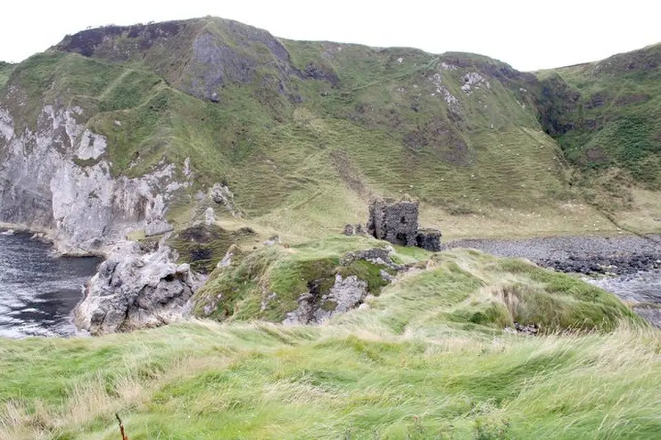 Image: Bob Embleton · CC BY-SA 2.0 château de Kinbane