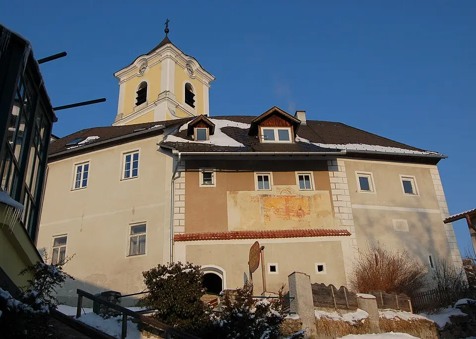 Pfarrgebäude und Reste der Kirchhofbefestigung