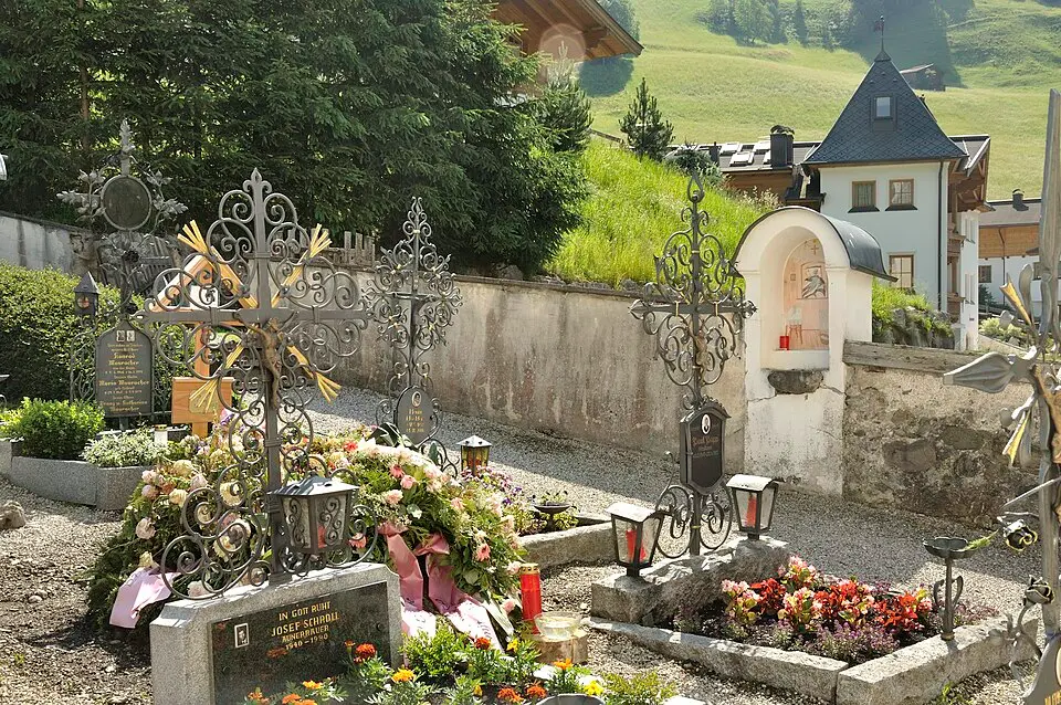 Obrázok: Isiwal (talk) · CC BY-SA 3.0 AT Friedhof mit Bildstöcken