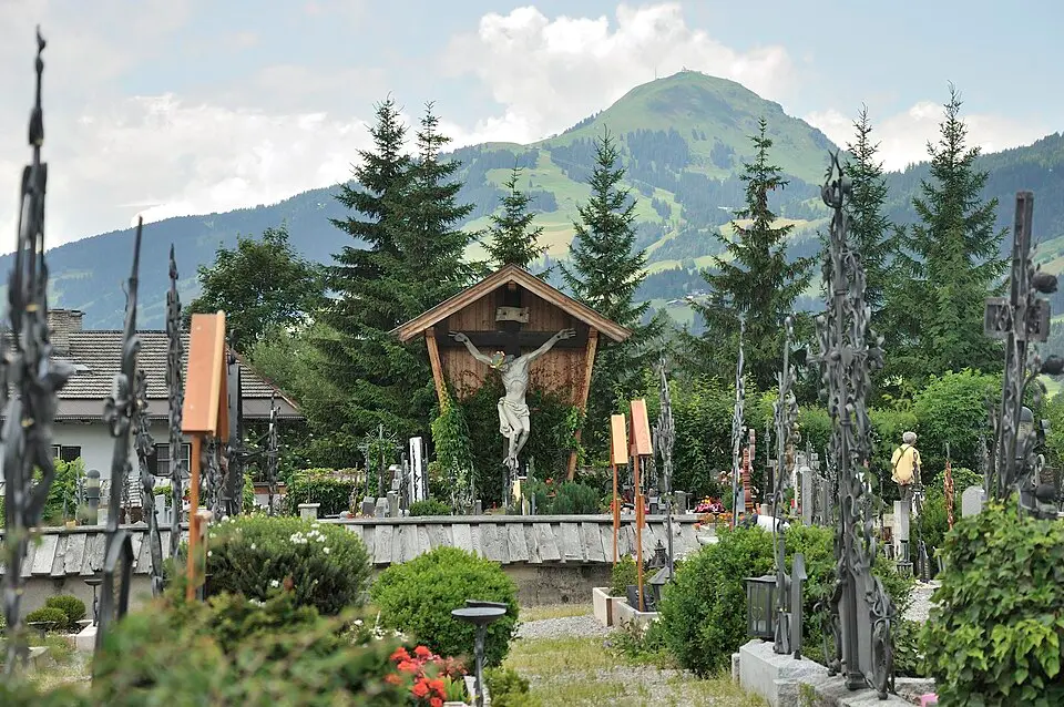 Friedhof mit Ummauerung und Kruzifix