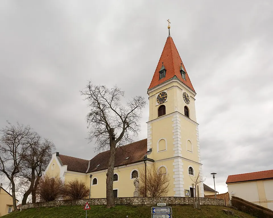 Kath. Pfarrkirche hl. Martin mit ummauertem Kirchhof