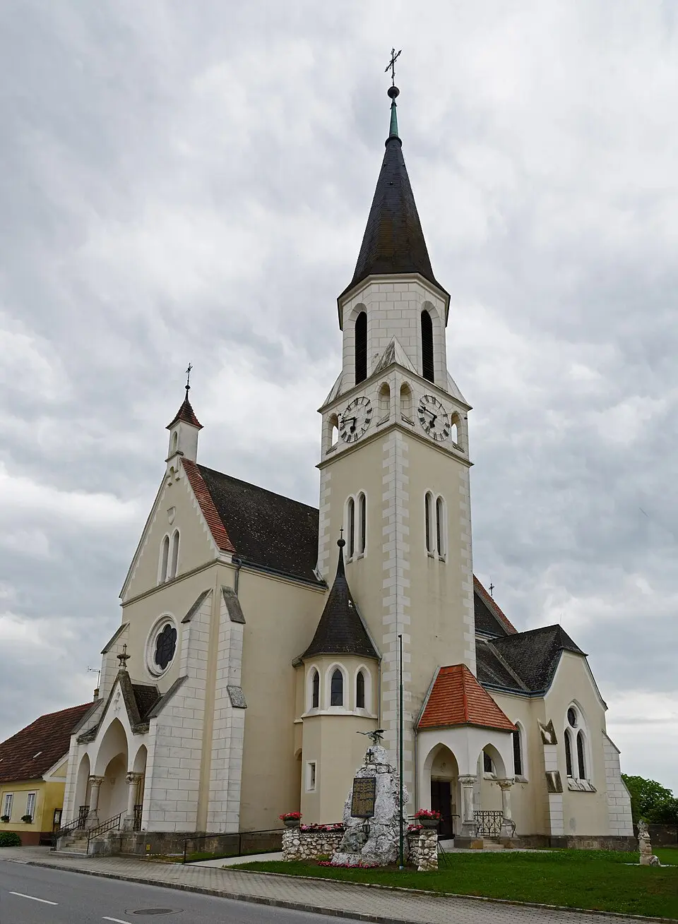 Slika: Robert Heilinger · CC BY-SA 3.0 Pfarrkirche Dobermannsdorf