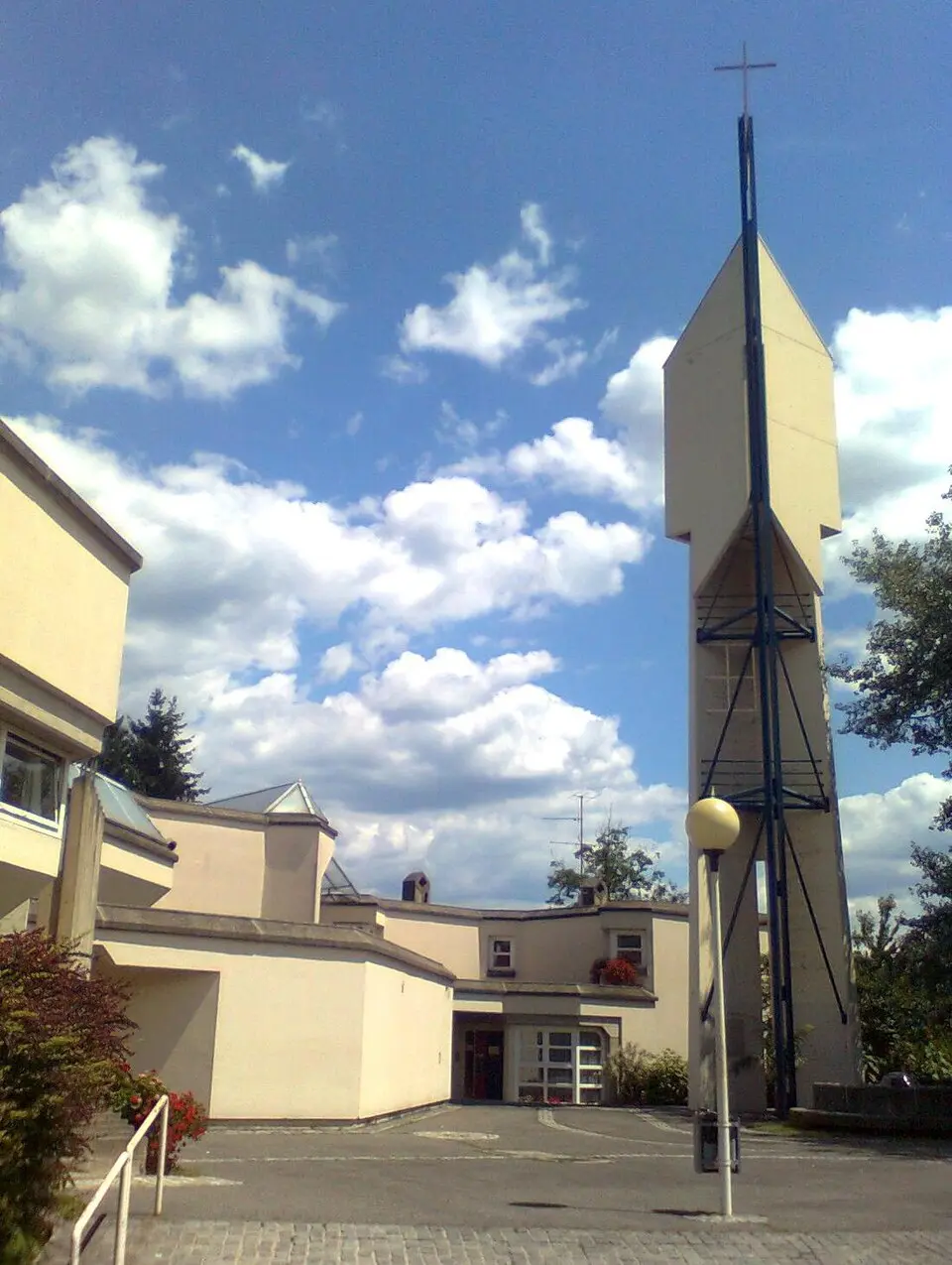 Image: Andi oisn · CC BY-SA 3.0 Kirche Christus der Auferstandene