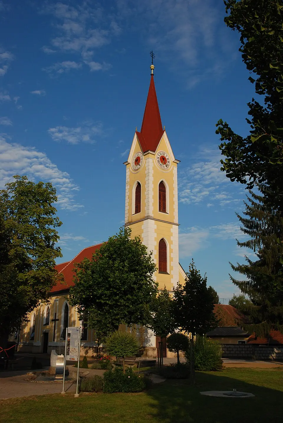 Image: Ueb-at · CC BY-SA 3.0 Kath. Pfarrkirche Unbefleckte Empfängnis