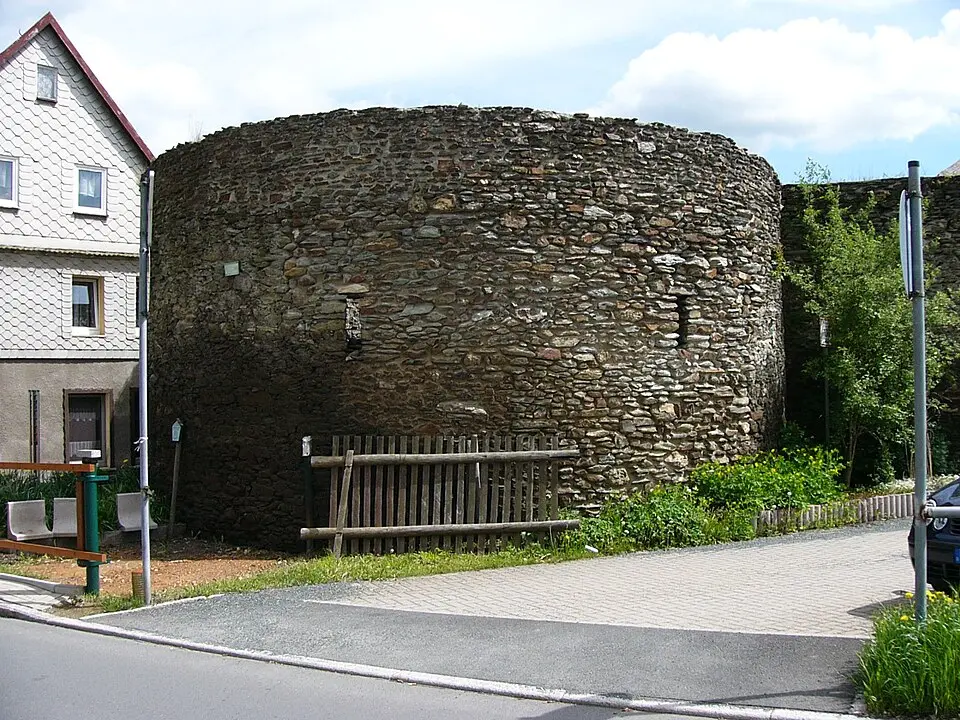 Obrázok: PeterBraun74 · CC BY-SA 3.0 Stadtmauer Adorf/Vogtland