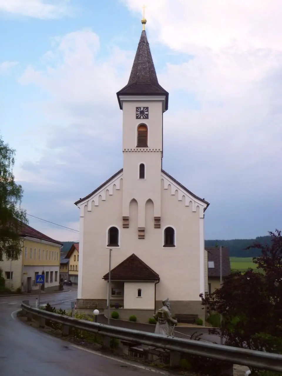 Image: Luckyprof (talk) · CC BY-SA 3.0 AT Pfarrkirche Friedburg