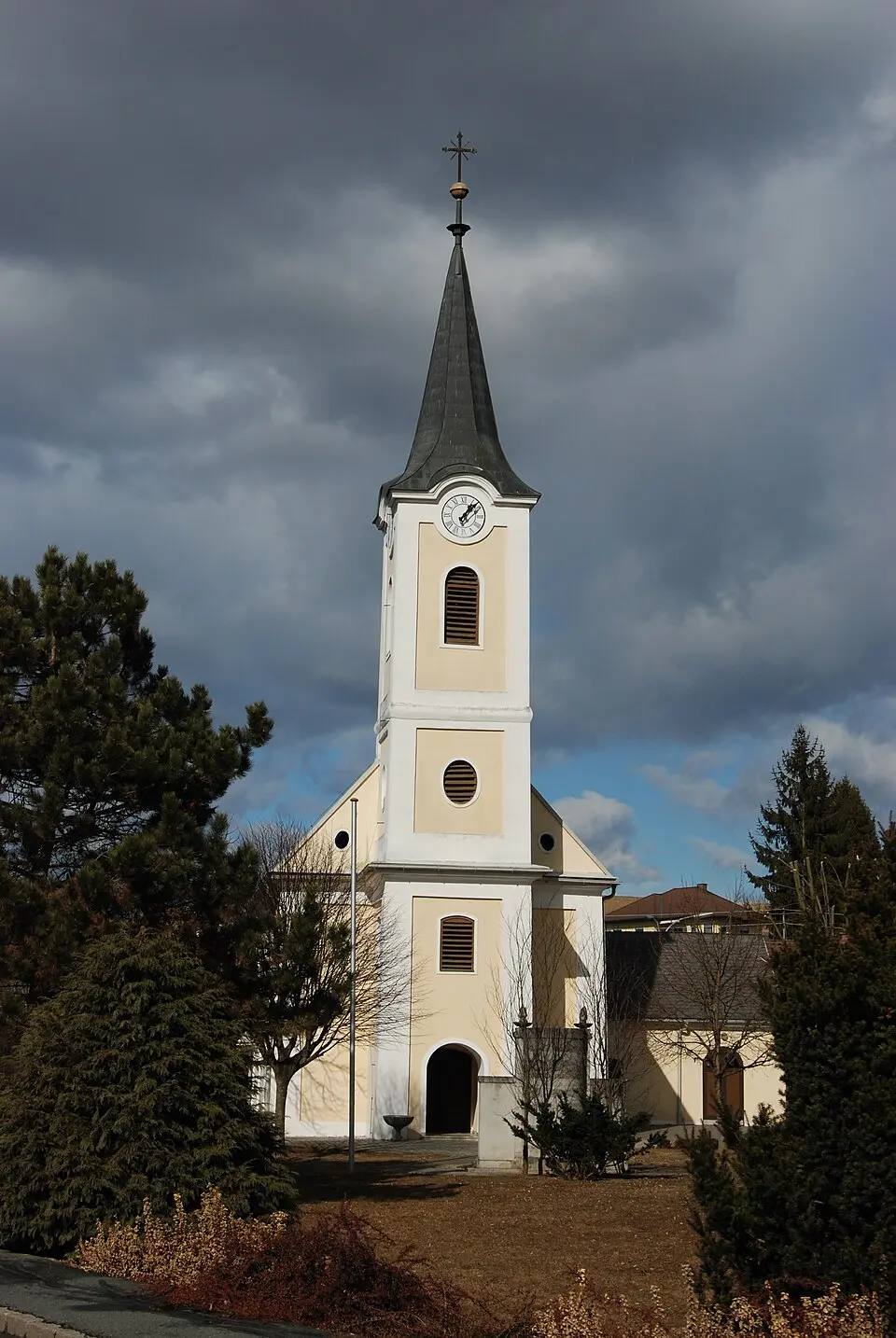 Kath. Filialkirche Hl. Dreifaltigkeit