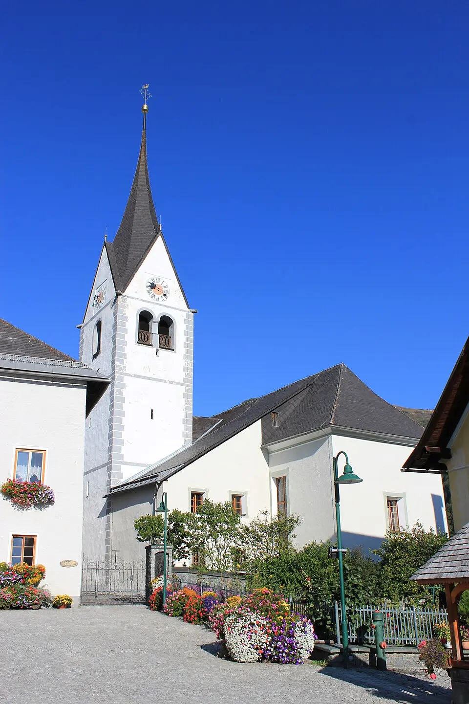 Kath. Pfarrkirche hl. Peter mit Friedhof und Friedhofsmauer
