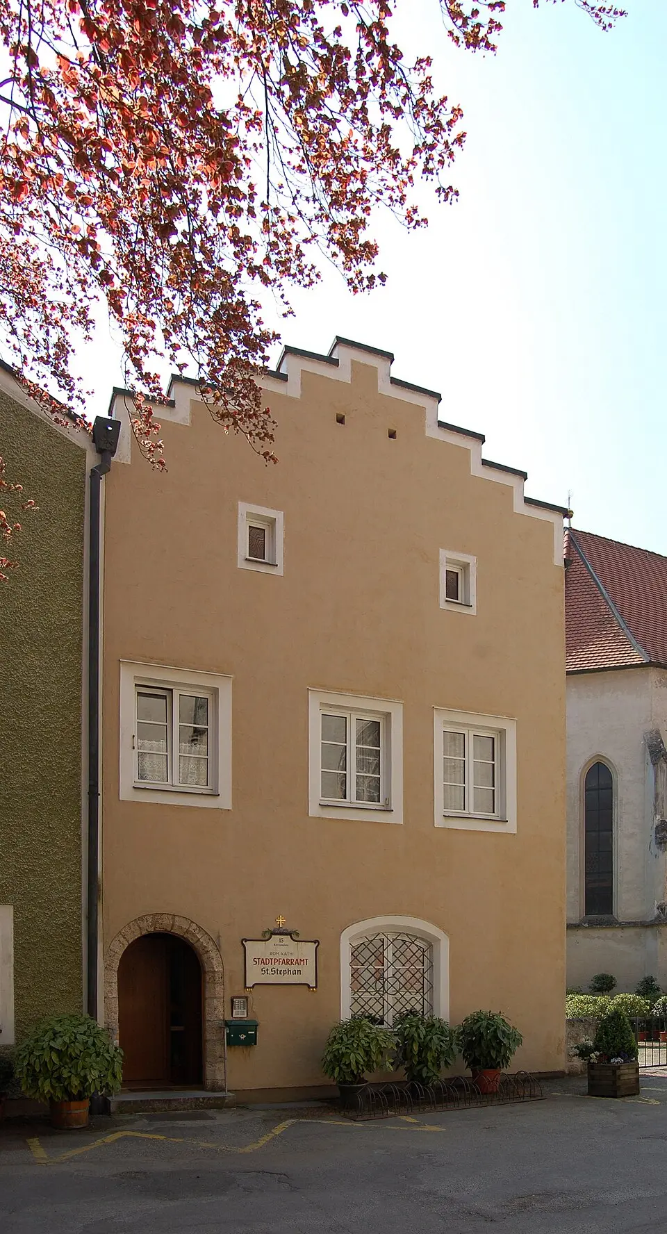 Stadtmauerrest m. Treppengiebel u. Portal