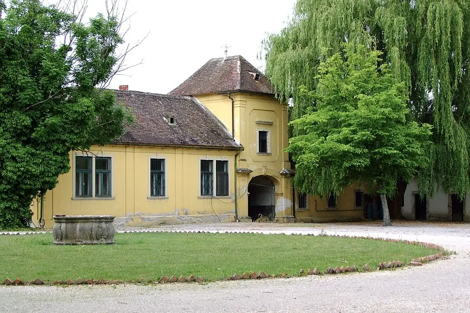 Image: Peter Lauppert (talk) · CC BY-SA 3.0 AT Wirtschaftsgebäude Schloss Kirchstetten