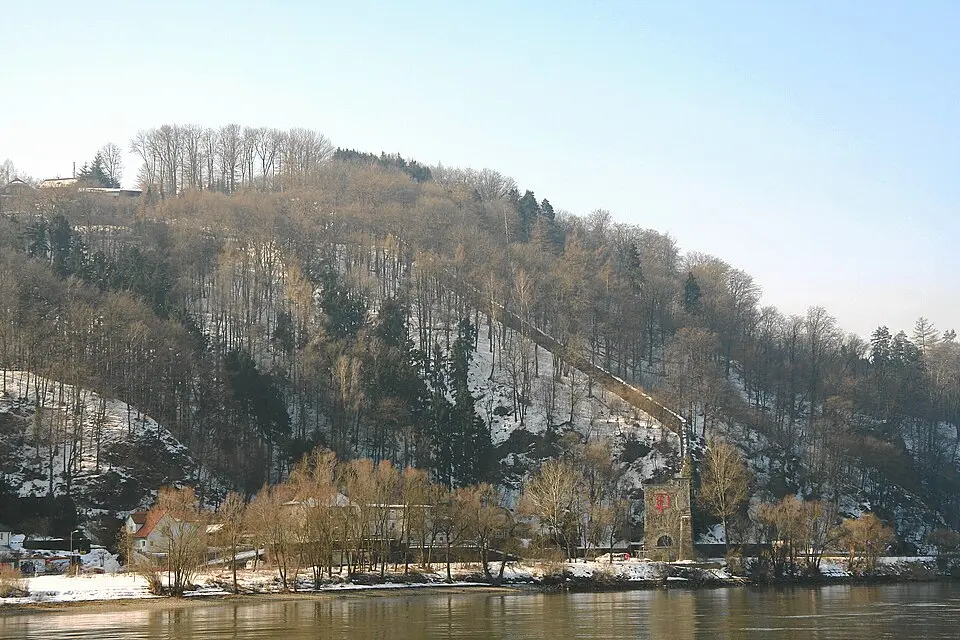 Teil der Anschlussmauer Linz