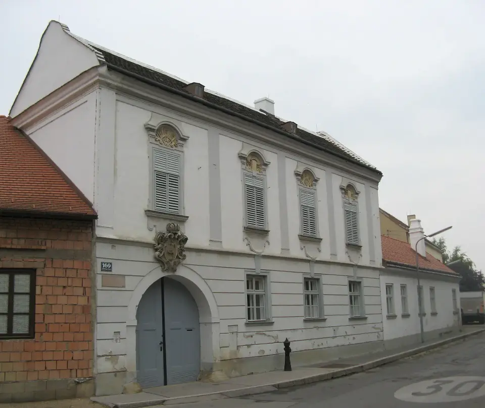 Obrázok: Buchhändler · CC BY-SA 3.0 Prentlhof in Unterlaa