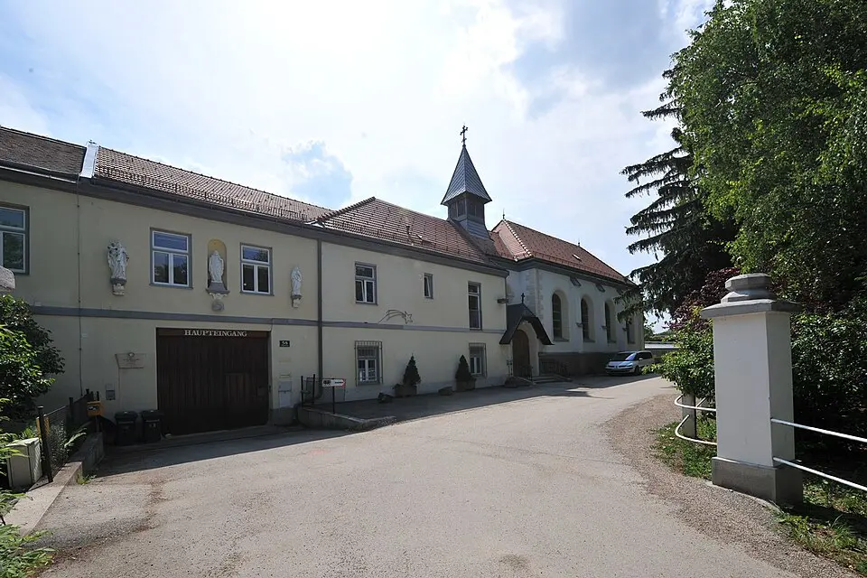 Kloster der Töchter der göttlichen Liebe/ St. Josef (Straßentrakt) mit Kapelle