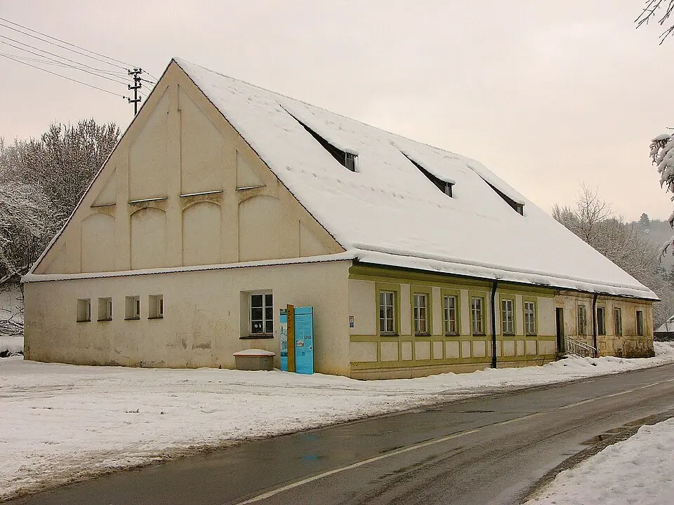 Image: Gliwi · CC BY-SA 3.0 Ehemalige Volksschule des Klosters