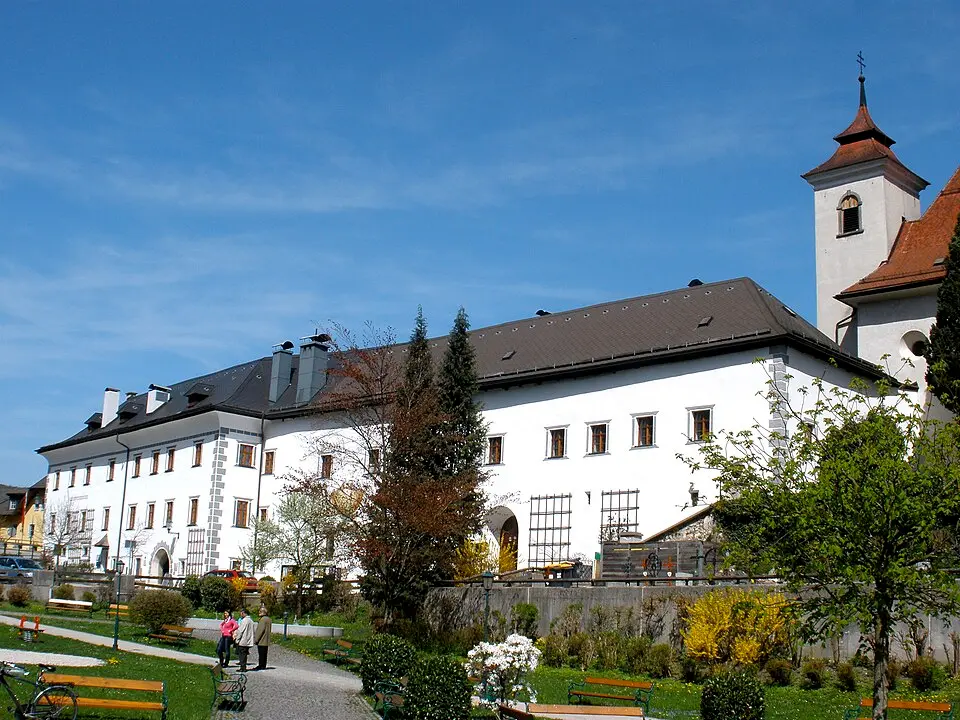 Obrázok: Pepito Tey · CC BY-SA 3.0 AT Frauenstift Traunkirchen
