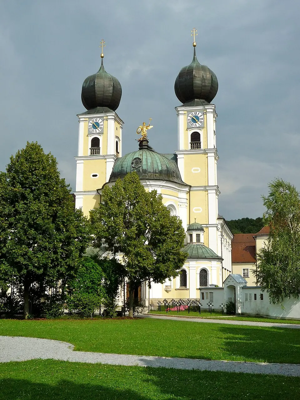 Katholische Kloster- und Pfarrkirche St. Michael