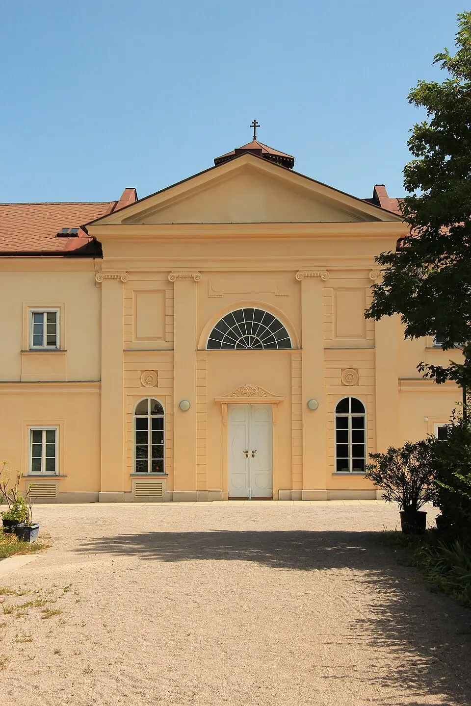 Bild: Karl Gruber · CC BY-SA 3.0 Ehem. Chorfrauenkloster St. Jakob mit Nebengebäude und Treppe