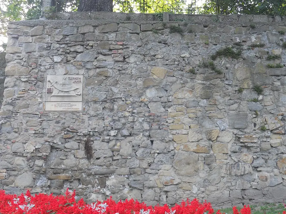 Bild: Maclemo · CC BY-SA 3.0 AT Stadtmauer