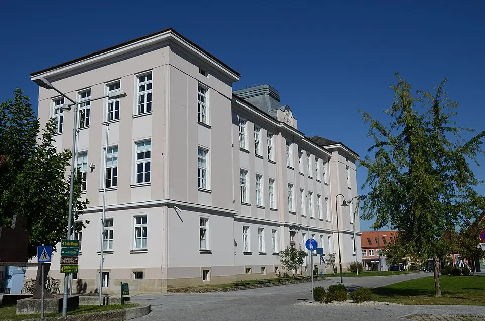 Image: Ueb-at · CC BY-SA 3.0 Knabenvolksschule