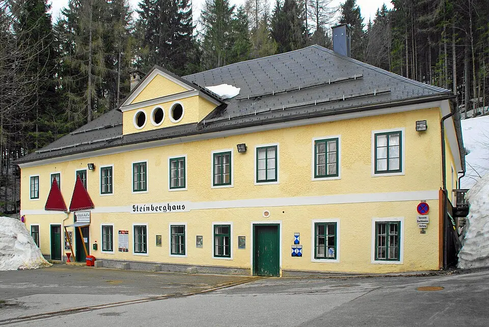 Slika: F.Higer (talk) · CC BY 3.0 Knappenhaus des Salzbergwerks, Steinberghaus