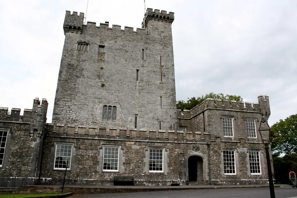 Image: https://www.flickr.com/people/sitomon/ · CC BY-SA 2.0 Knappogue Castle