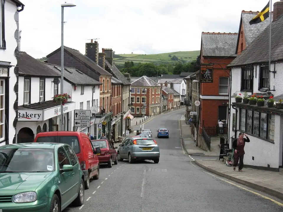 Tref-y-clawdd