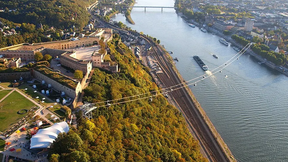 Obrázok: Wolkenkratzer · CC BY-SA 3.0 Seilbahn Koblenz