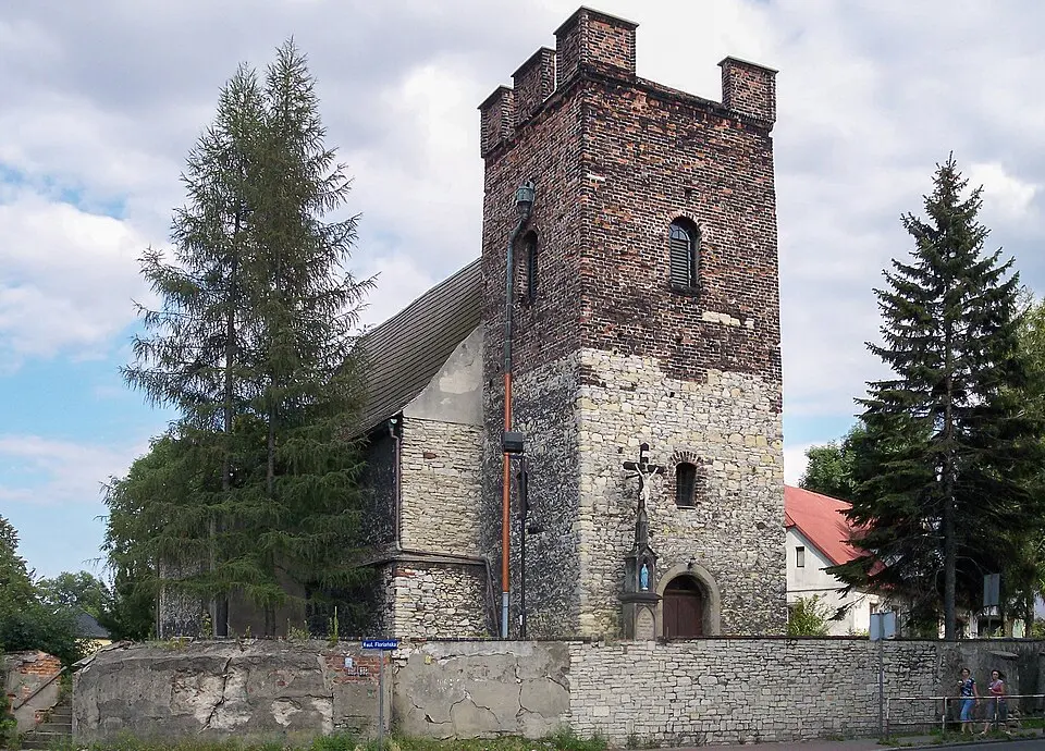 Kościół świętego Bartłomieja (stary), gotycki z XVI wieku, murowany, oraz murowane ogrodzenie