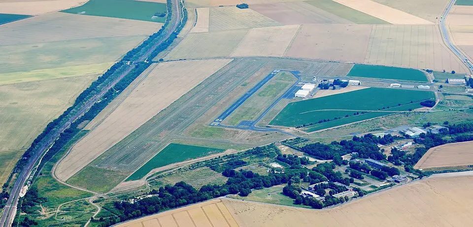 Image: Carsten Steger · CC BY-SA 4.0 Étampes-Mondésir airfield