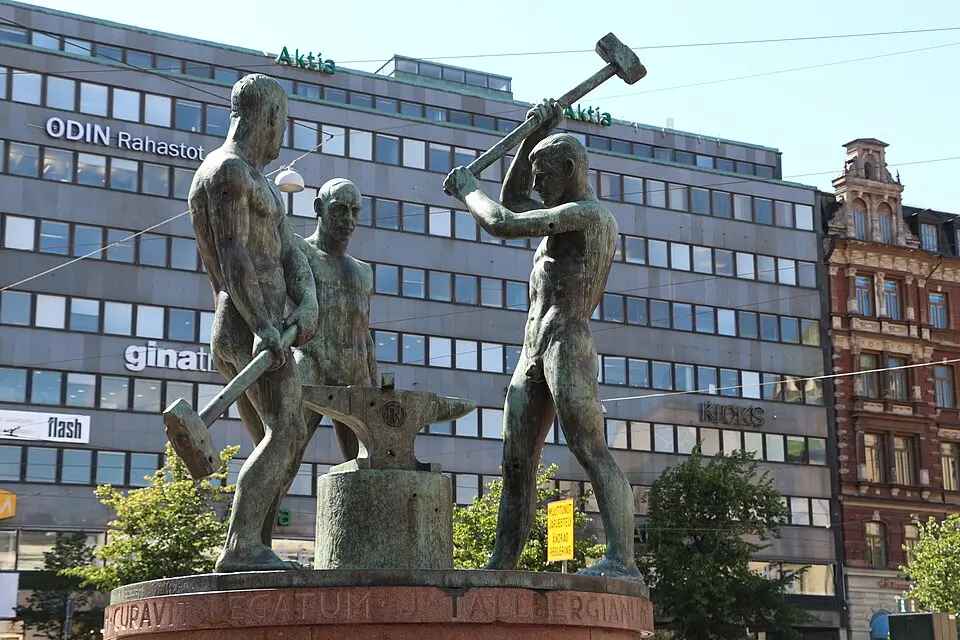 Kolmen sepän patsas