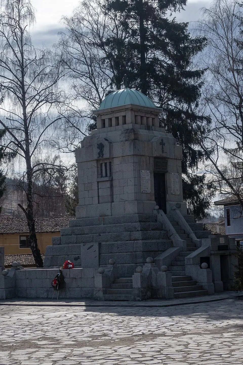 Мавзолей костница на априлци