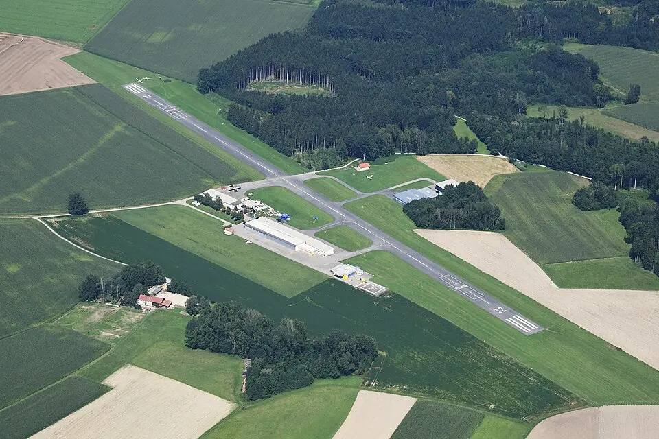 Obrázek: Carsten Steger · CC BY-SA 4.0 Flugplatz Schärding-Suben