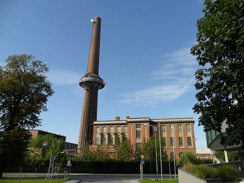 Bild: ZL · CC BY-SA 3.0 Kraftzentrale (Kesselhaus samt Schornstein mit Wasserbehälter) Edelstahlwerk Schoeller-Bleckmann