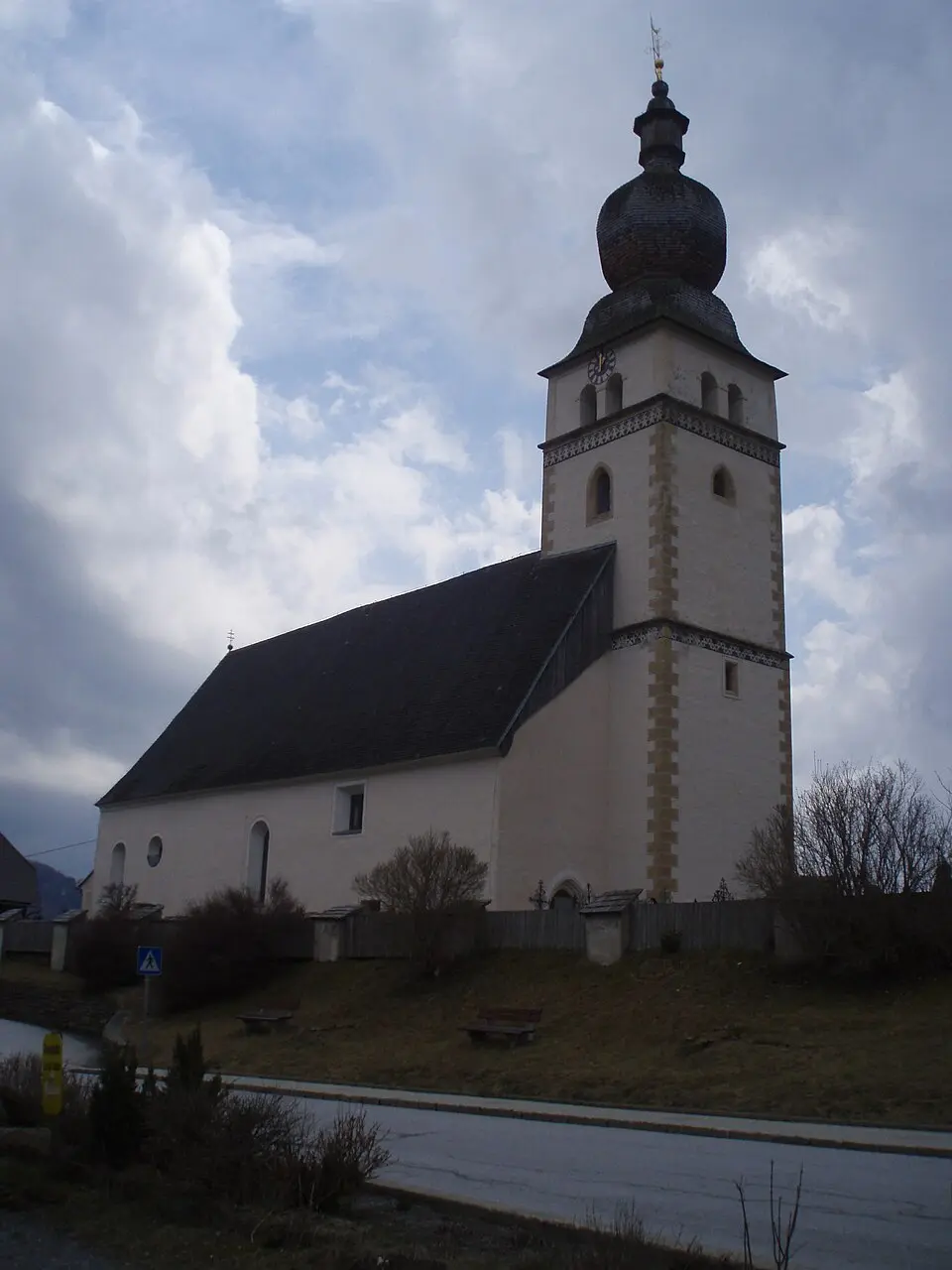 Obrázok: H.u.H.Gugg · CC BY-SA 3.0 AT Kath. Pfarrkirche hl. Oswald mit Friedhof