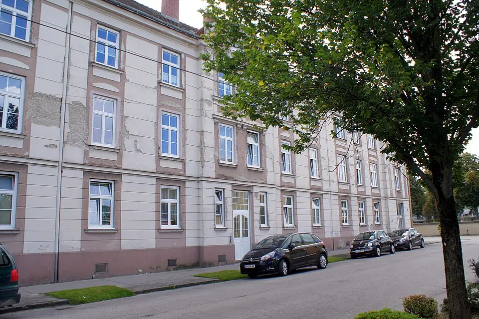 Obrázok: AleXXw · CC BY-SA 3.0 AT Wohnhaus, Teil einer Gebäudegruppe