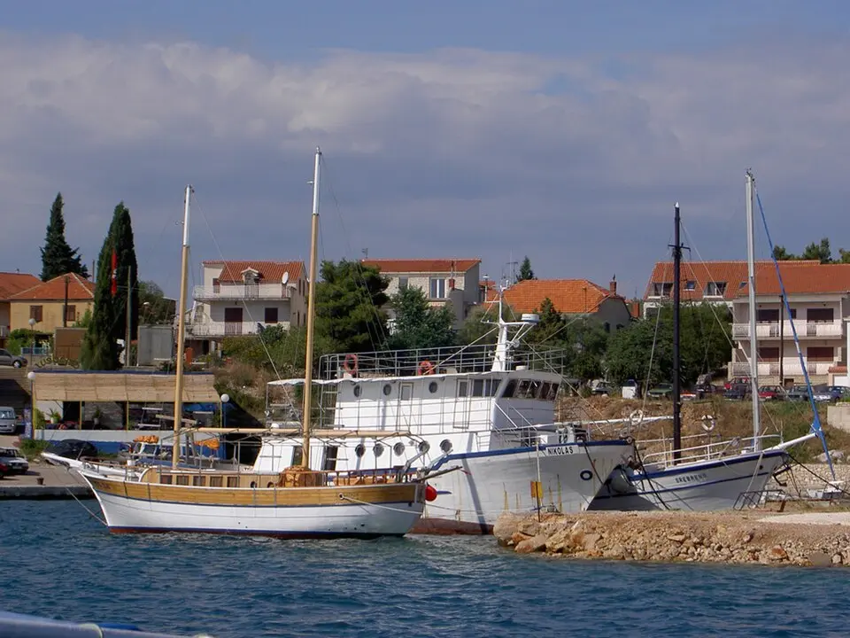 Kép: Original uploader was Tooma2 at en.wikipedia · CC BY-SA 3.0 Krapanj (Šibenik)