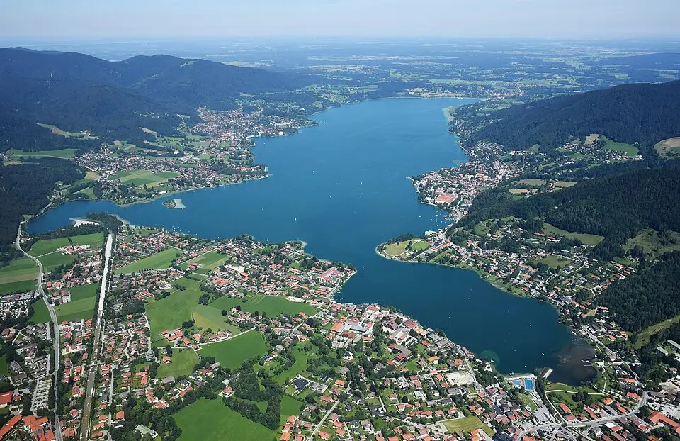 Immagine: Carsten Steger · CC BY-SA 4.0 Tegernsee