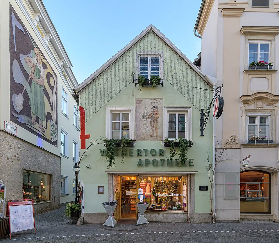 Wohn- und Geschäftshaus, Wienertor-Apotheke